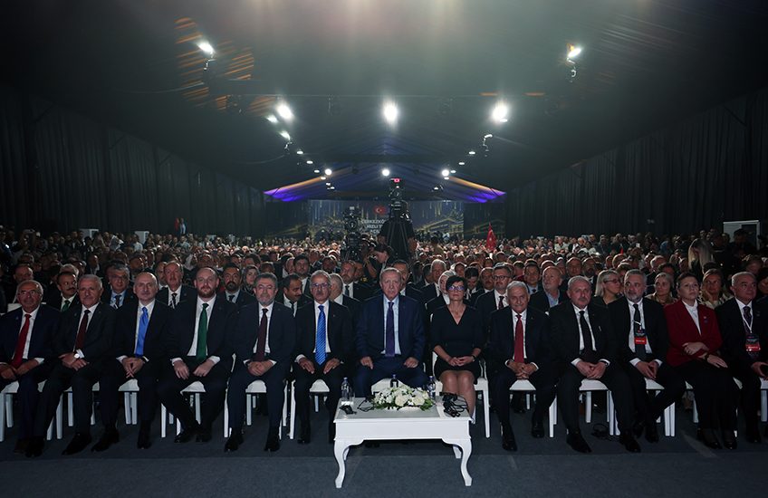 Erdoğan: “Türkiye’ye çağ atlattığımız alanların başında ulaştırma yatırımları bulunuyor”