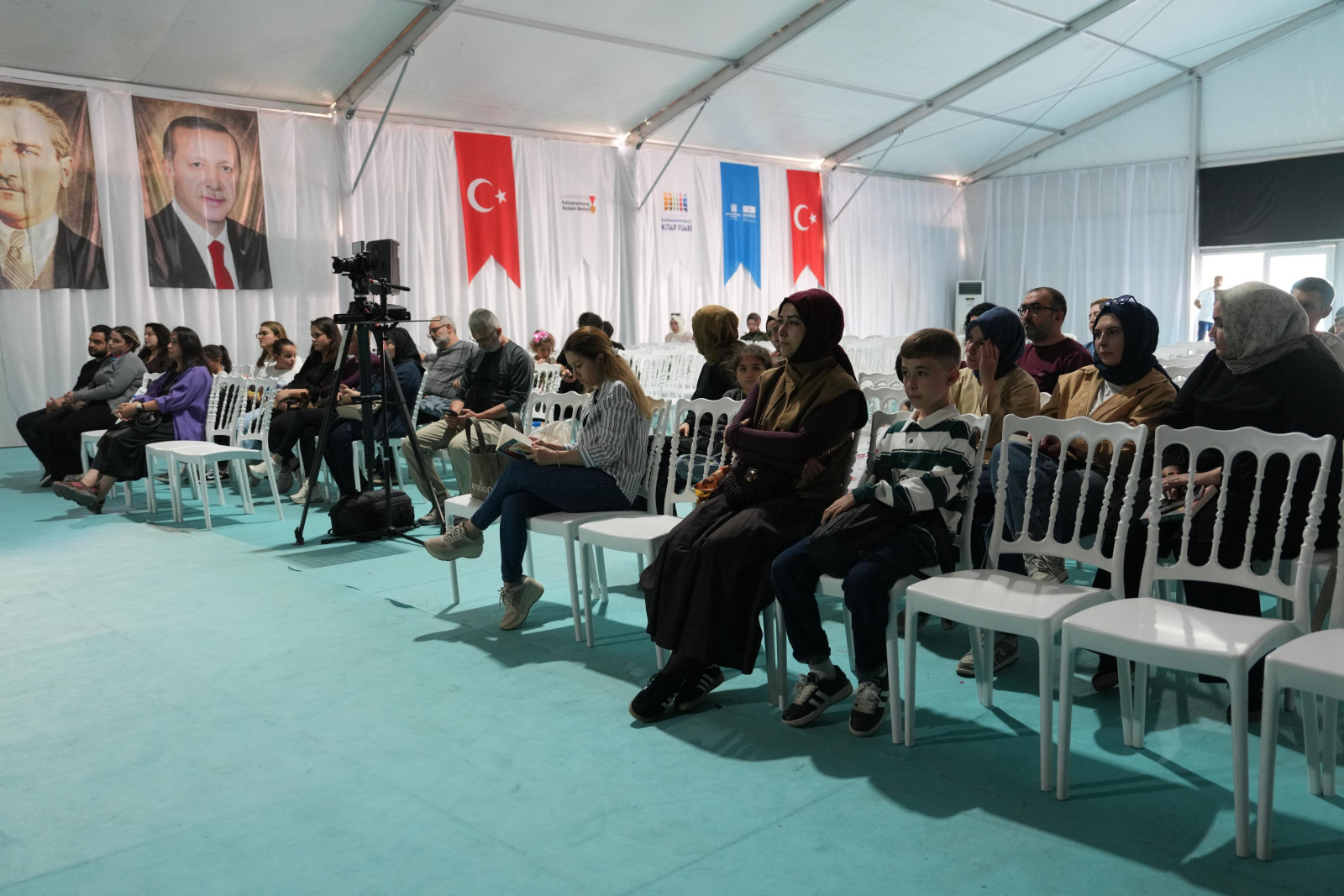 Kaan Murat Yanık, Kitap Fuarı’nda Okurlarıyla Buluştu