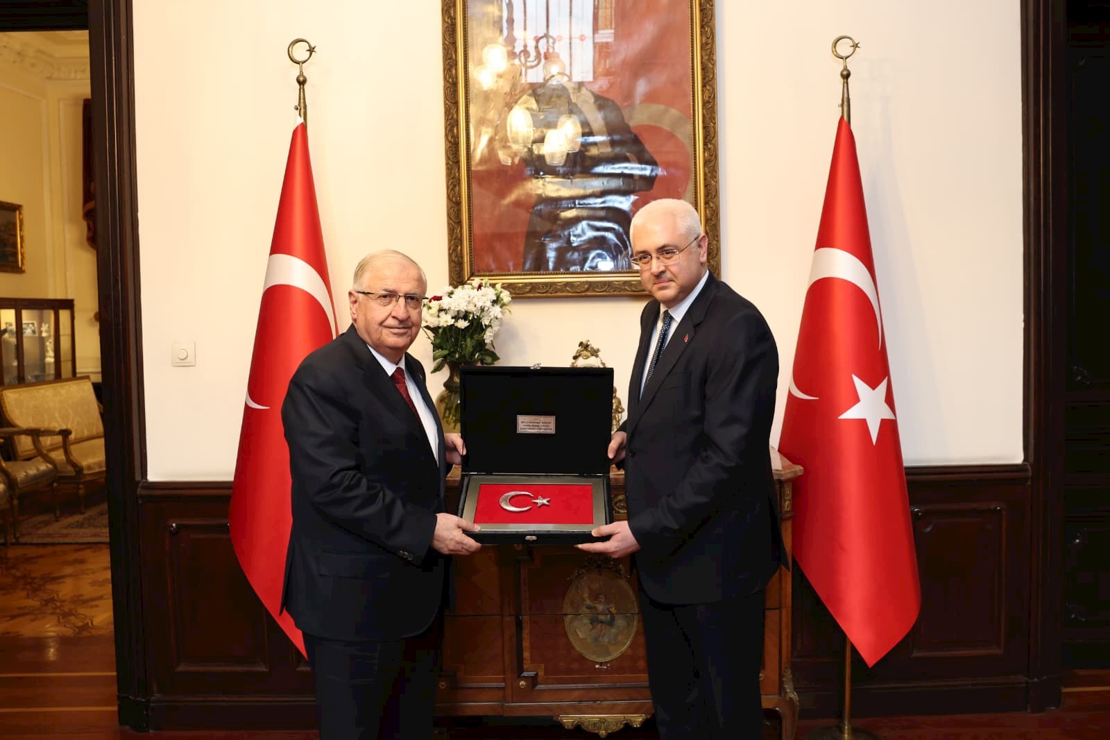 Millî Savunma Bakanı Yaşar Güler, Sofya Büyükelçiliğimizi Ziyaret Etti