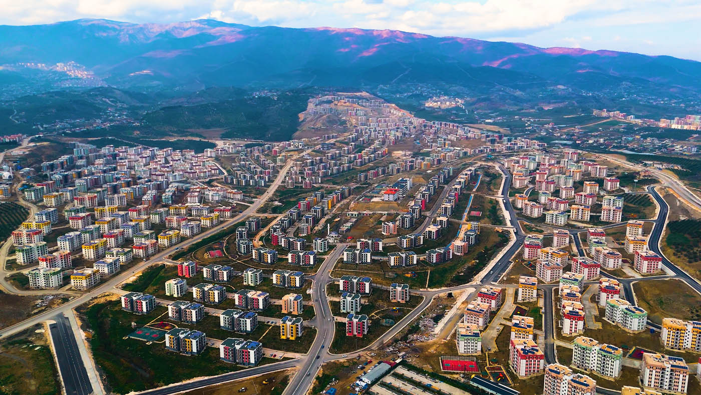 Rusya Basınından Asrın İnşa Seferberliğine Övgü “15. Günde İlk Kalıcı Konutların Temelleri Atıldı”