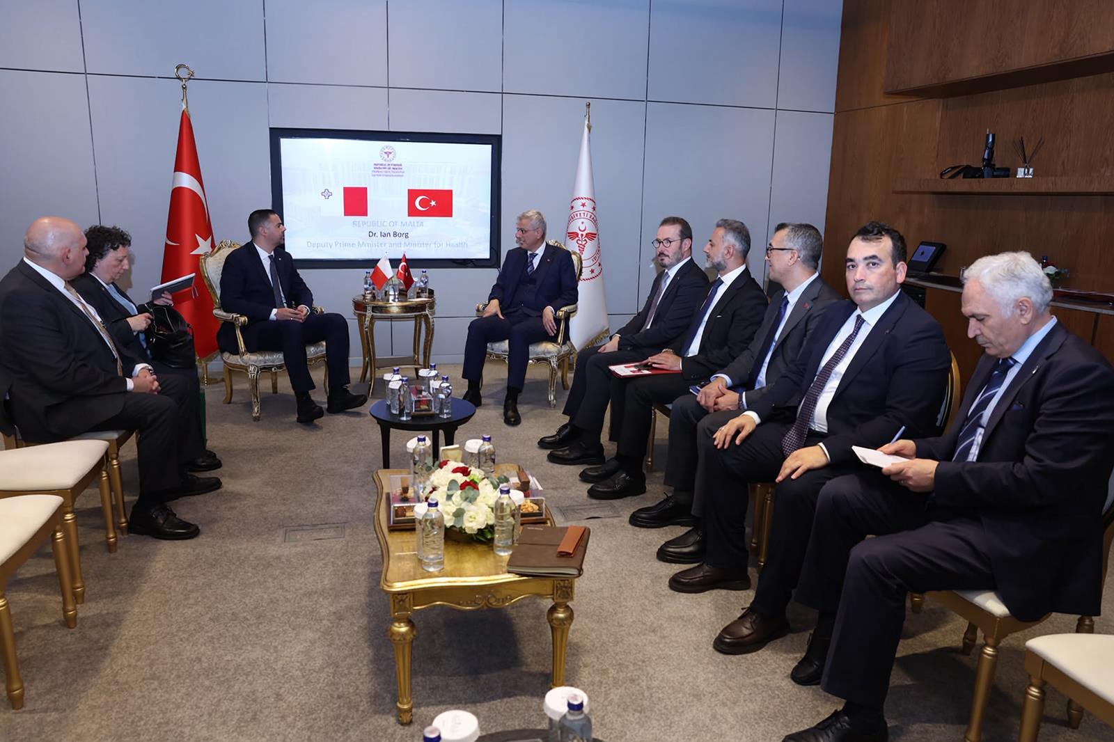 Sağlık Bakanı Memişoğlu 12. Türk Tıp Dünyası Kurultayı’nda İkili Görüşmeler Yaptı