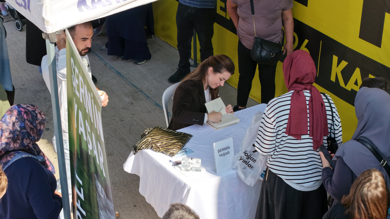 Şermin Yaşar, Kitap Fuarı’nda Okurlarıyla Buluştu