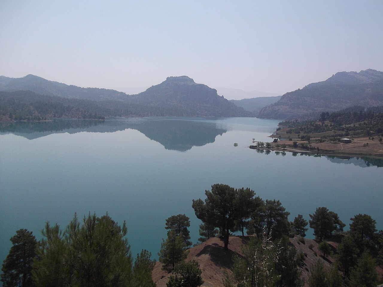 Menzelet Baraj Gölü. Fotoğraf: Hüseyin Öcal / Wikimedia Commons (CC BY 3.0)